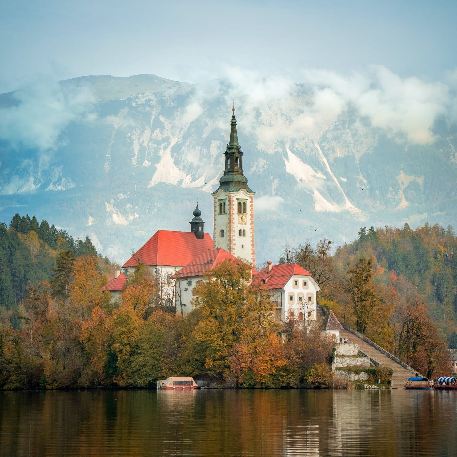 Castel și Lac - Fotografie Aeriană